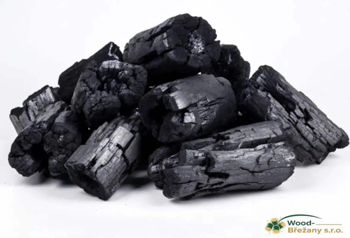 Cum se produce cărbunele de lemn și de ce contează calitatea